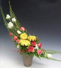 Showing Various Floral Arrangements On Crescent Bulan Sabit Designs This Is A Si Fresh Flowers Arrangements Flower Arrangement Designs Flower Arrangements