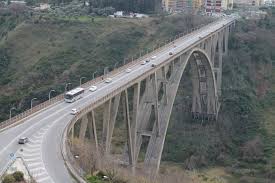 Era lo stesso ingegnere riccardo morandi, morto nel 1989, progettista del viadotto crollato a genova e del ponte bisantis di catanzaro, a. Proseguono A Catanzaro I Lavori Di Manutenzione Sul Viadotto Bisantis Soverato Web