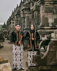 Uniknya, lelaki yang juga seorang youtuber sukses ini tetap menggunakan bandana hitam yang menjadi ciri khasnya. Fotografer Pernikahan Wedding Yogyakarta Indonesia Pengen 4 Photos Outdoor Muslim Hijab