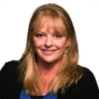 Lori Matthews's Instagram, Twitter & Facebook