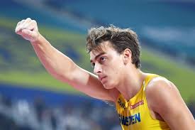 Il tient une perche de 3kg et se déplacer avec une vitesse de 10m/s à la fin de sa course d'élan. Qui Est Armand Duplantis L Athlete Qui A Battu Le Record Du Monde De Lavillenie A