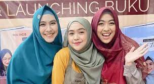 Artis oki setiana dewi mengungkap reaksi sang adik, ria ricis ketika ditegur terkait konten youtube oleh dirinya. Cm Eyfzpqurijm