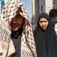 Beliau mula mencipta nama sejak tahun 1993 hingga kini, sezaman dengan didie alias, nina juren, ahmad idham, azhar. Biodata Sharifah Sakinah Artis Wanita Yang Sarat Dengan Kontroversi Azhan Co