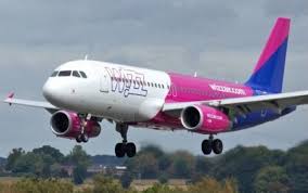 Wizz air este o companie aeriana low cost, care nu emite bilete de avion tiparite, procedura de rezervare zboruri avand la baza un cod de rezervare care se va prezenta la ghiseul de compania a fost infiintata in toamna anului 2003, iar primele zboruri wizz air au avut loc in primavara anului 2004. Wizz Air SuspendÄƒ Rutele Spre Spania Stirileprotv Ro