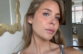 Eva Prescott's Instagram, Twitter & Facebook