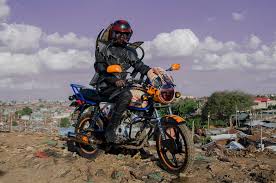 Faça acrobacias de moto na praia. Jan Hoek Boda Boda Madness Lensculture