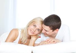 بعيدا عن الجنس لهذا يجب أن ينام الرجل عاريا جانب زوجته موقع سيدي