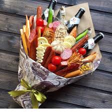 как сделать букет из колбасы и сыра своими руками Podelki Iz Produktov S Izobrazheniyami Produktovye Podarki Fruktovye Sedobnye Kompozicii Sedobnye Podelki