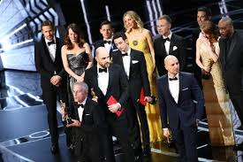 His directorial debut film american beauty, earned him the greatest achievement of his career so far, the academy and golden globe award for best director. What It Was Like Onstage During The Oscars 2017 Best Picture Mistake The New York Times