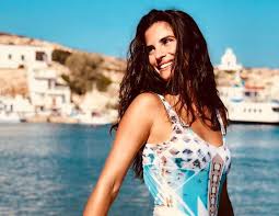 Σε ένα μήνα θα γιορτάσουν την πρώτη επέτειο γάμου. Giati H Xristina Mpompa E3orgise Toys 8aymastes Ths Mononews