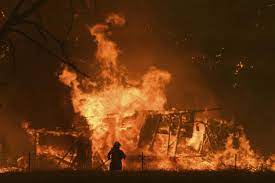 A firefighter sprays water as a fire inches toward a home in los angeles' porter ranch area on friday morning. Vznikly Pozary Prirozene A Jake Jsou Dopady Na Klima Situace V Australii V Deseti Otazkach A Odpovedich Ct24 Ceska Televize