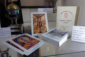 Marsilya tarot tarot kartlarını iyi okumak için tarotun belki de binlerce yıldır bize sunduğu sembolizmi anlamak, sembollerin enerjisine girmek ve hatta onların. Thoth Tarot Guvertesi Gaz Wiki