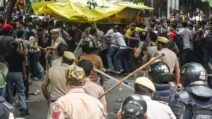 Protesters remain at Jantar Mantar following police action; organiser apologises to injured supporters