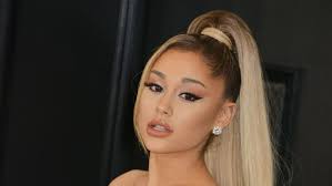 Ariana grande sweetener world tour wallpaper #arianagrande #sweetenerworldtour #ariana #wallpaper #pinkwallpaper #sweetener. Neue Frisur Bei Ariana Grande Wilde Lockenpracht Statt Extensions Bis Zum Po