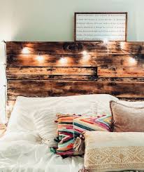 Fabriquer Une Tete De Lit Diy En Palettes En 2020 Tete De Lit Palette Lit En Palette Palette Diy