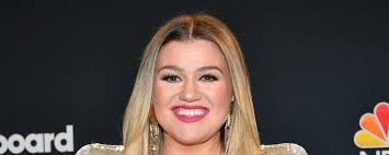 Kelly Clarkson Performs Cover of "working" by Tate McRae & Khalid for  Latest Kellyoke