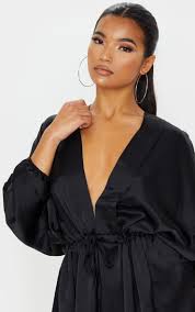 We did not find results for: Robe Patineuse Noire Tissee Texturee A Decollete Lien A La Taille Prettylittlething Fr