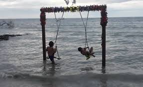 Terlebih salah satu pantai di batang ini cocok untuk keluarga ini diklaim. Spot Instagramable Di Pantai Kutang Lamongan