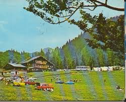 De la cabana muntele roșu am început să urmăm marcajul triunghi roșu spre șaua la răscruce, în direcția arătată de indicatorul de lângă cabană. Muntele Rosu