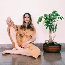 Se quita los implantes y deja una gran lección de amor propio