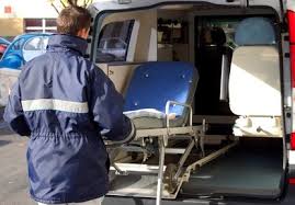 Les brancardiers sont les personnes chargées du transport des patients ou victimes (malades ou blessés) vers un lieu sécurisé, aujourd'hui encore au sein d'une structure de soins ou en cas d'accident, de catastrophe ou sur un champ de bataille, vers la structure de soins. Devenir Brancardier Comment Devenir Brancardier Pratique Fr