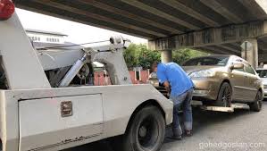 Penunggang parah rempuh kereta rosak. Servis Dan Periksa Kereta Anda Sebelum Balik Kampung Raya Gohed Gostan