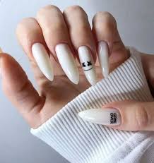 Lange Weisse Stockelnagel Mit Schwarzer Inschrift Und Emoticon In 2020 Nagelideen Traumnagel Nageldesign