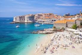 Van umag in het noorden van istrie tot in dubrovnik in het zuiden van kroatie vind je duizenden stranden, aanlegsteigers en alles wat een zonneklopper zich kan dromen. Pin By Kris Carla On Kroatie Croatia Dubrovnik Old Town Old Port Croatia Beach