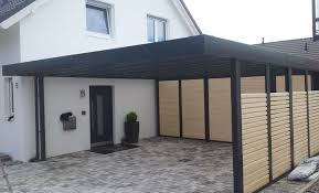 Doppelcarport Stahl Mit Abstellraum Und Sichtschutz Aus Transparenter Holzlattung Stahlcarport Hauswand Carport