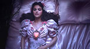 As you head into the new year (and decade!), you can use your newfound 2020 vision to look at her now when selena gomez releases her third solo album. Selena Gomez Debuts New Spanish Single De Una Vez People Com