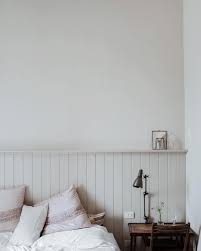 1001 Idees Pour Habiller Le Bas Des Murs D Un Soubassement En Bois Deco Chambre Lambris Tete De Lit En Lambris Idees Lambris