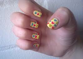 Las flores son siempre una buena idea, ya que dan a nuestras manos un toque femenino e inocente que otros diseños quizás no darían. 89 Disenos De Unas Decoradas Con Corazones Para Manos Y Pies Informacion Imagenes