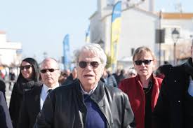 Il est, successivement ou simultanément, dirigeant d'un groupe d'entreprises (notamment sportives), propriétaire d'adidas et de l'olympique de marseille, animateur. Bernard Tapie Et Sa Femme Agresses Pendant Un Cambriolage L Equipe