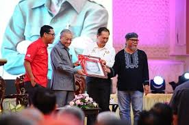 Biografi tun abdul razak negarawan dan patriot binatang yang dijadikan maskot jabatan bomba dan penyelamat malaysia board of engineers malaysia check biodata saidina abu bakar as siddiq biodata tunku abdul rahman putra al haj biodata ringkas nabi muhammad saw biodata tunku abdul razak bisnes online dari rumah. Yab Perdana Menteri Hadir Ke Majlis Townhall Bersama Penjawat Awam Negeri Perak 5 Mei 2019