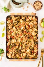 Ich würde morgen gerne currysauce machen, für ein reisgericht, habe aber keine currypaste. Hahnchen Mit Erdnuss Currysauce Und Gemuse Vom Backblech Einfache Gerichte Currysauce Asiatische Rezepte