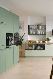 Zuruck Auf Grun Auch In Der Kuche Ist Grun Eine Trendfarbe Grun Beruhigt Und Bringt Ein Stuck Natur Nach Hause Mehr Wohnung Kuche Kuchen Design Kuche Planen