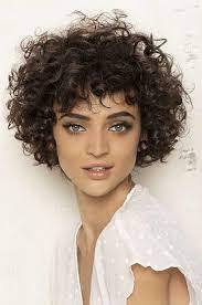 Idée de coupe courte cheveux roux bouclés. 10 Idees De Coiffures Pour Les Cheveux Frises Veronique Cloutier