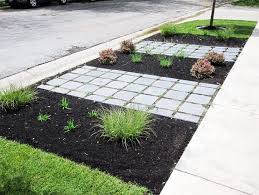 Better Than Grass 10 Ways To Landscape A Parkway That Space Between The Sidewalk And The Street Ehow Sidewalk Landscaping Mulch Landscaping Front Yard Landscaping