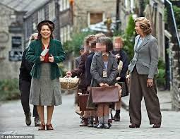 Call the midwife is a bbc period medical drama set in london's east end during the late 1950s and early 1960s. Jenny Gets Back On Track Call The Midwife Actress Agutter 68 Reprises Role In Railway Children Aktuelle Boulevard Nachrichten Und Fotogalerien Zu Stars Sternchen