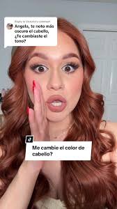 ¿Por qué el cabello cobrizo se vuelve más oscuro con el tiempo?