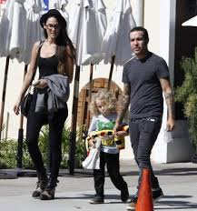 After bonding with peyton he joined the group during a weekend getaway to rachel's cabin in the woods. Pete Wentz Take Bronx S To Lunch Date Celeb Baby Laundry