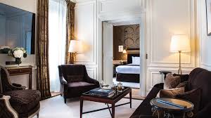 Otel, romantik bir ortamın yanı sıra, konaklamanızı daha keyifli kılacak birçok pratik tesis olanağı sunuyor. La Reserve Paris Hotel And Spa 5 Etoiles Paris