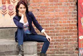 She produced the empire files for the venezuelan broadcaster telesur and before that, presented rt's 'breaking the set' programme. Bds Victory Journalist Abby Martin Wins Lawsuit Against Georgia S Anti Bds Law Quds News Network