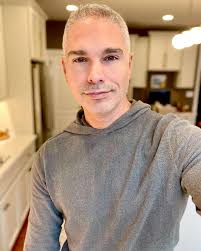 Last week someone commented that they didn't like my “cheesy smile” so  here's a different view. 😂 I love you all. See you at Happy Hour