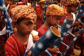 Tolindo adalah alat musik tradisional khas sulawesi selatan yang tepatnya asalnya dari tanah toraja dengan berbentuk unik dan sederhana alat musik tradisional tolindo popondi dipakai pada berbagai acara adat. Mengenal 6 Alat Musik Dari Tana Toraja Kompasiana Com