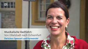 Traudi Siferlinger begegnen auf ihrer spätsommerlichen Radltour durch  Unterfranken 2016 jede Menge Besonderheiten: ein geheimnisvoller  Zungenblecker, ein altes Winzerhaus, das sich ganz dem ...