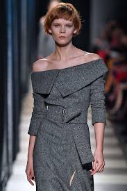 This will protect your locks from the heat and render. Model Short Hair Trends We Re Digging From The Nyfw Runway