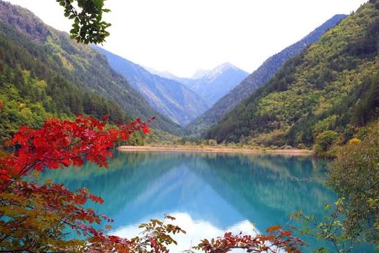 Jiuzhaigou's autumn scenery attracts tourists | govt.chinadaily.com.cn
