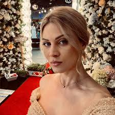 So I started a women's golfwear brand… Too often, I've found myself  disappointed when shopping for golf clothes. There are very few flattering  fits out there, especially for tall and curvy women. (