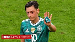 Materi lebih lengkap tentang sepak bola dapat anda cari di sumber lain atau mempelajari mata pelajaran penjaskes smp atau sma. Dikecam Berfoto Dengan Presiden Erdogan Mesut Ozil Pilih Mundur Dari Timnas Jerman Bbc News Indonesia